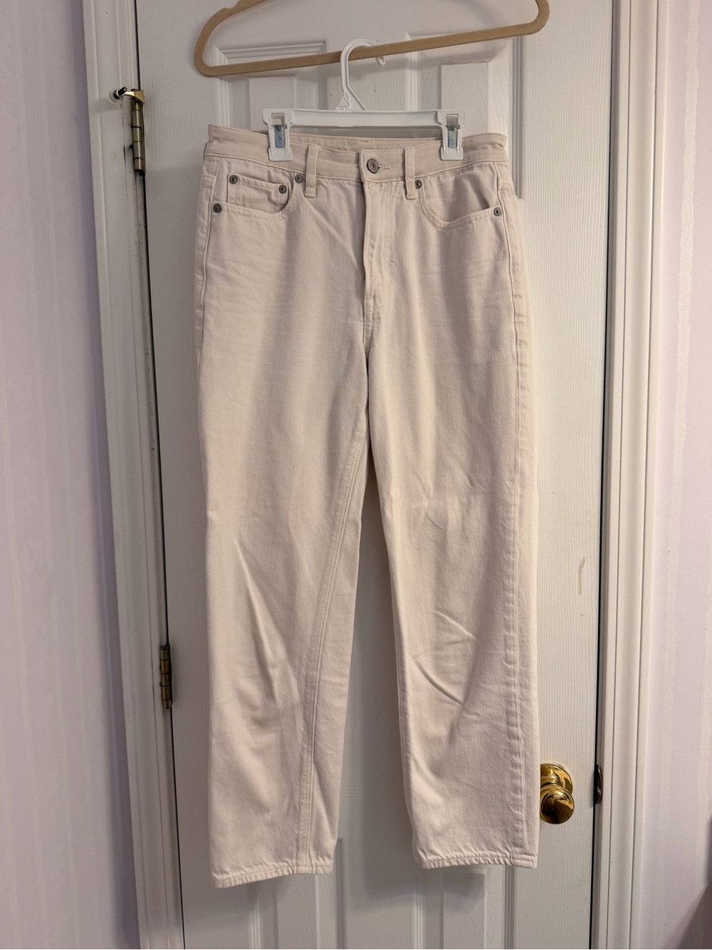 American Eagle Classic High-Rise Straight Jeans in Off-White
Size: 6 Regular
